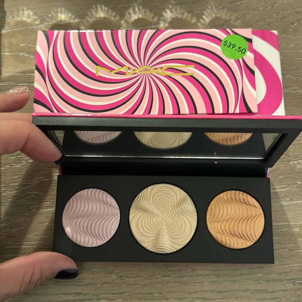MAC step bright skin finish palette